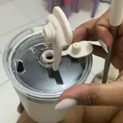 Avaliação da Juliana Martins mostrando detalhe da tampa